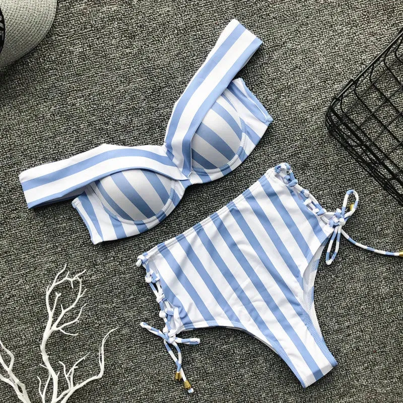 Summertime Sensation – Gestreifter, hoch taillierter, ausgeschnittener, seitlich gebundener Bikini mit Schnürung